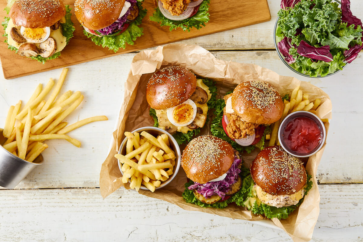 複数商品(ハンバーガーやポテト)の俯瞰画像