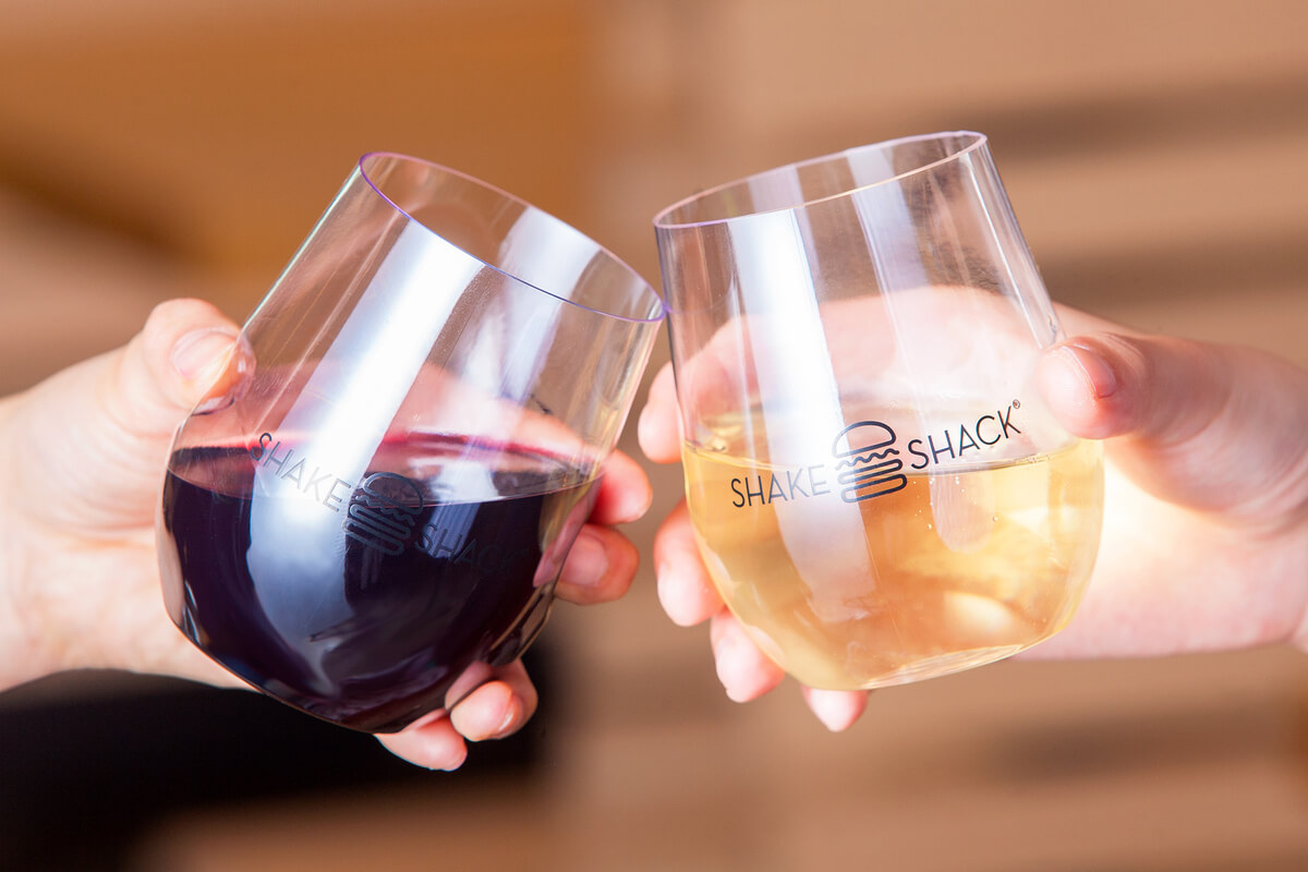 オリジナルワインで乾杯している様子